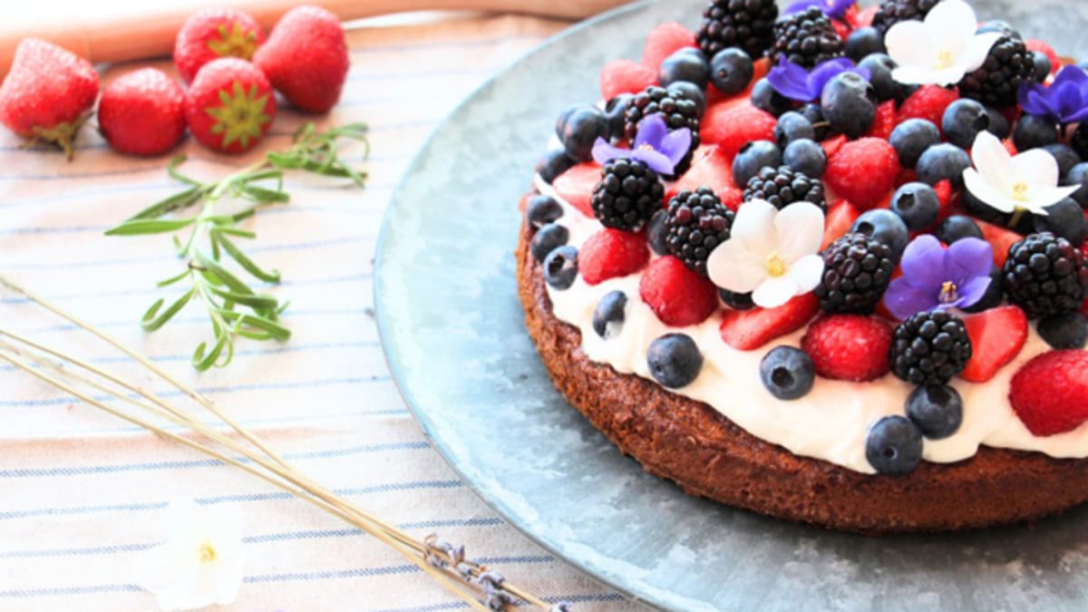 Bezlepkový dort s jogurtovým krémem a lesním ovocem