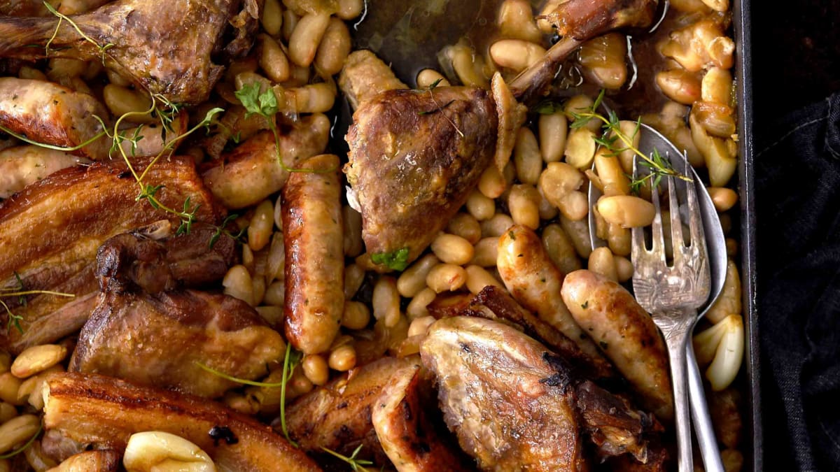 Tradiční cassoulet s kachnou, fazolemi a klobáskami
