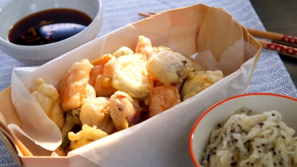 Zeleninová tempura a salát z bílé ředkve