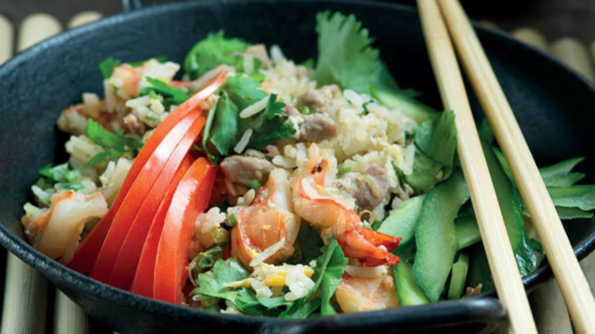 Thajská smažená rýže s vepřovým a krevetami