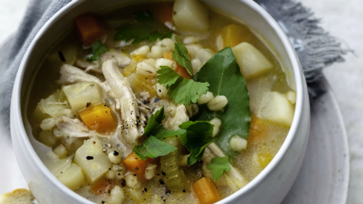 Vydatná polévka z kořenové zeleniny s kroupami a kuřetem