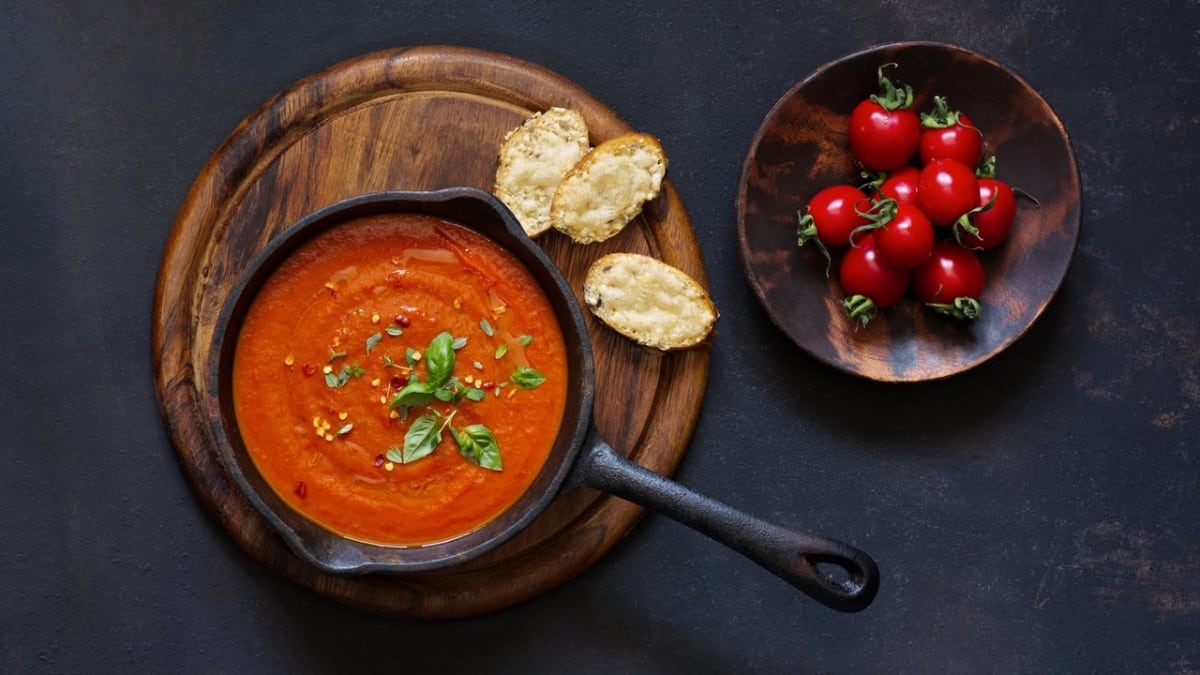 Polévka z pečených rajčat s vůní bylinek