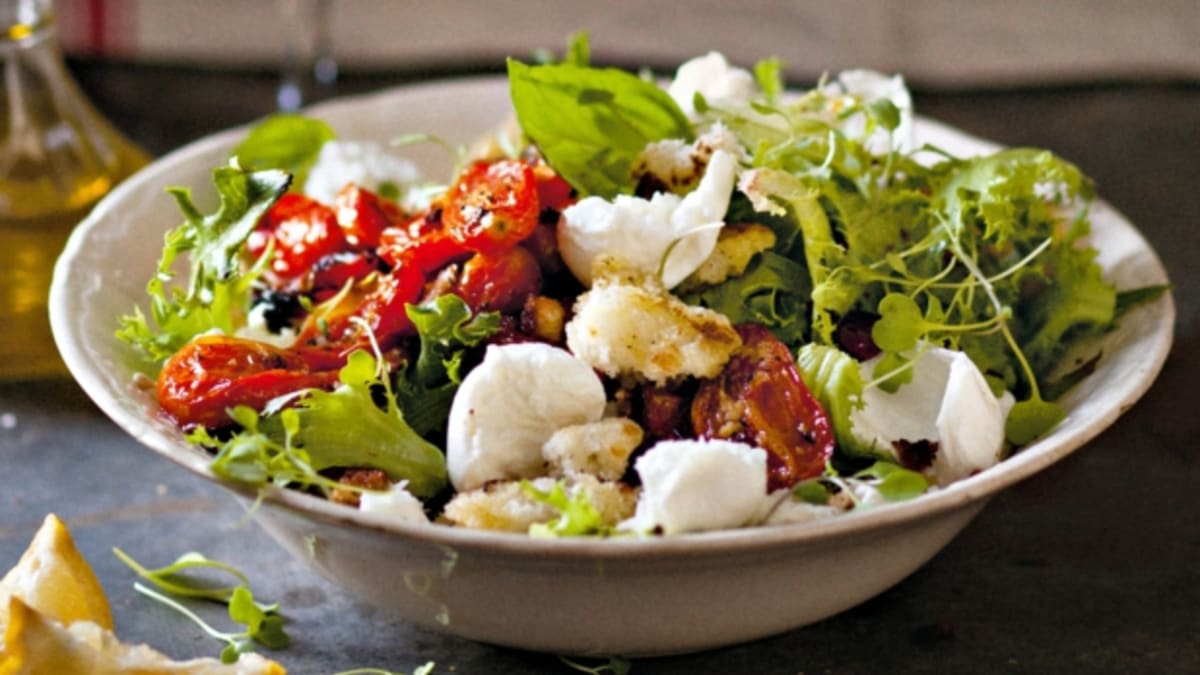Recepty na saláty, které servírujte jako hlavní jídlo