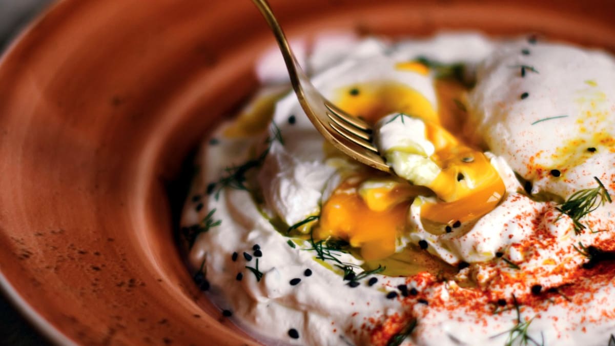 Turecká vejce s jogurtem a chilli máslem