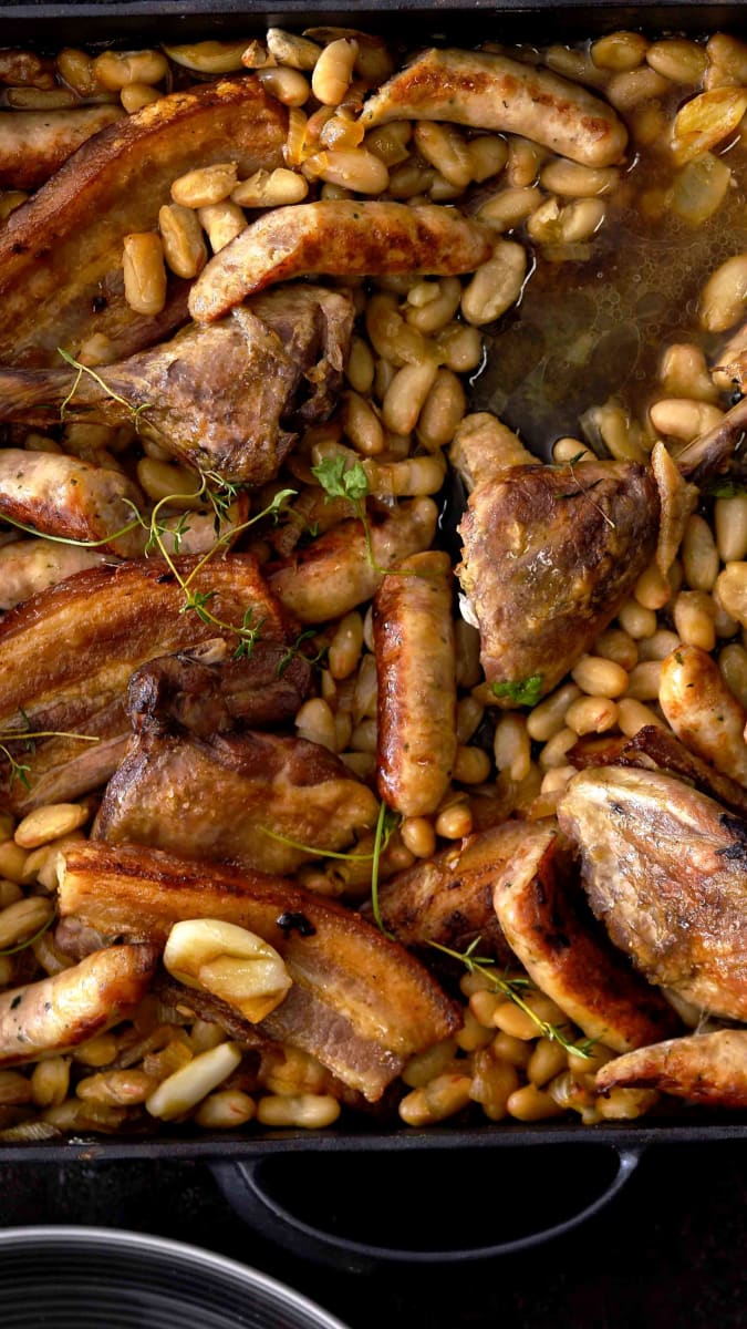 Tradiční cassoulet s kachnou, fazolemi a klobáskami