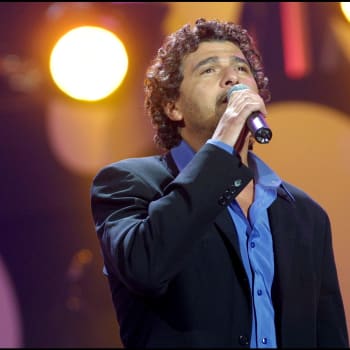 Francouzský zpěvák a skladatel Daniel Lévi na koncertě v Paříži v roce 2001