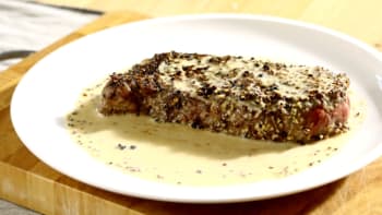 VIDEO: Steak s pepřovou krustou a omáčkou z hrubozrnné hořčice
