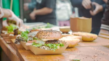 Tipy na gastroakce: burgery, asijská kuchyně i prosecco