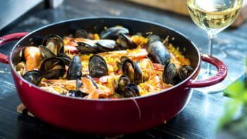 Tradiční španělská paella s mořskými plody podle Pohlreicha