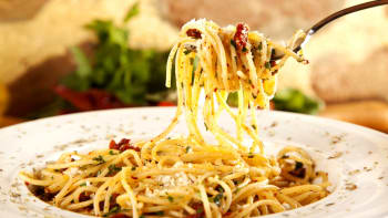 Aglio olio e peperoncino (Špagety s česnekem a feferonkou)