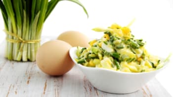 Jarní vajíčkový salát s medvědím česnekem