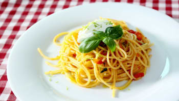 Špagety s rajčaty a ovčím sýrem