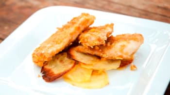 Bocconcini di pollo e chips di patate (Kuřecí prsa v cornflakes s chipsy)