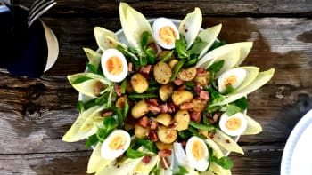 Bramborový salát s fazolkami, čekankou, slaninou a vejci