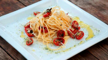Spaghetti alla crema d’ aglio con pomodorini al forno (Špagety s česnekovým krémem a zapečenými rajčaty)