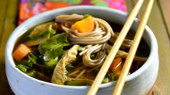 Kuřecí polévka se zimní zeleninou na asijský způsob