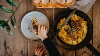 Tortilla de patatas – španělská vaječná omeleta s bramborami a cibulí