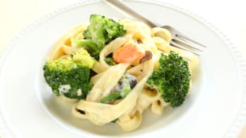 Pasta s brokolicí a kousky lososa