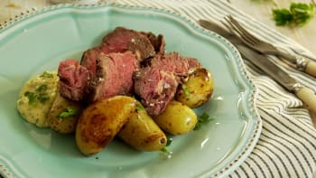 Roastbeef s pečenými bramborami a domácí tatarkou