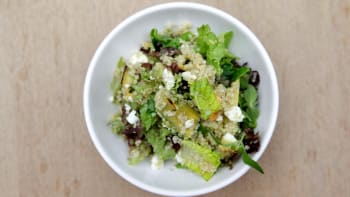 Salát z grilovaného avokáda, fety a quinoi
