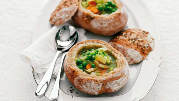Zeleninová polévka podávaná v chlebu