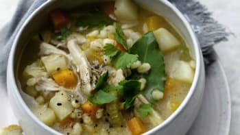 Vydatná polévka z kořenové zeleniny s kroupami a kuřetem