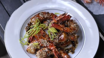 Medovo-sezamové krevety na grilu