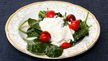 Špenátový salát s bílou ředkví a jarním kozím sýrem