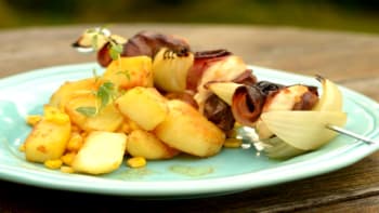 Kuřecí špíz se sušenými švestkami a slaninou a máslové brambory s kukuřicí 