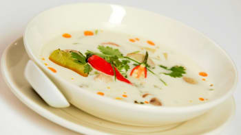 Polévka Tom Kha Kai (Pálivá kuřecí polévka s kokosovým mlékem a galangou)