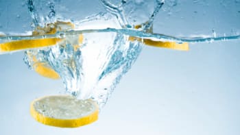 8 důvodů, proč odstartovat každý den s citronovou vodou
