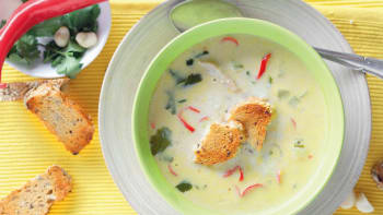 Zelená kari polévka s tuňákem a makadamovými ořechy