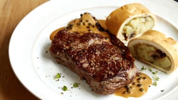Rib eye steak s bramborovým závinem a pepřovou omáčkou