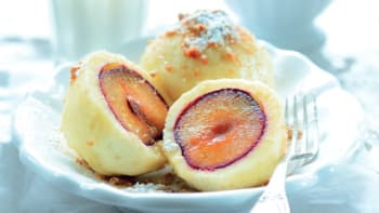 Ovocné knedlíky z bramborovo-tvarohového těsta