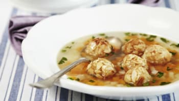 18 neodolatelných receptů na milované polévky s knedlíčky