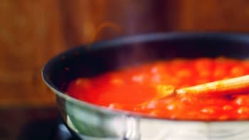 Nejrychlejší rajčatová omáčka podle Jamieho Olivera