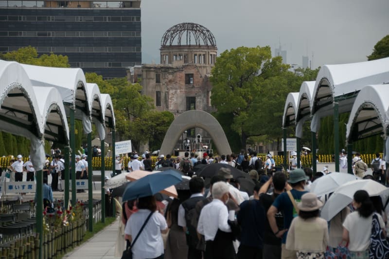 Japonci si připomínají 77. výročí svržení atomových bomb na města Hirošima a Nagasaki. 