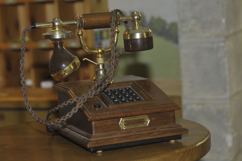Historický telefonní aparát