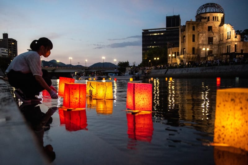 Japonci si připomínají 77. výročí svržení atomových bomb na města Hirošima a Nagasaki. 