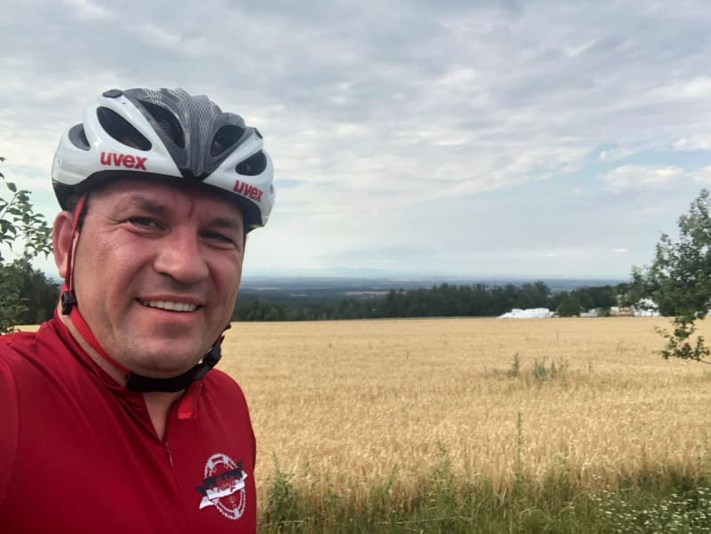 Šéf poslaneckého klubu lidovců Marek Výborný přes léto i sportuje, na sociální sítě přidal fotografii z výletu na kole.