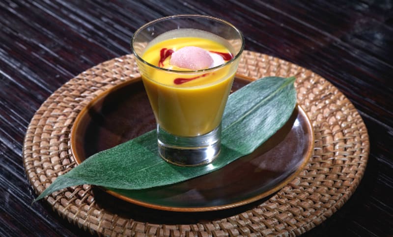 Mango polévka s jahodovým sorbetem