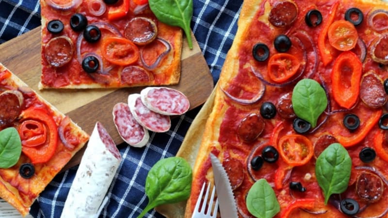 Pizza s fuetem, červenou cibulí a olivami 