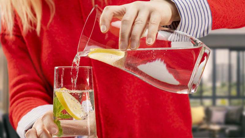 Sklenice vody s citronem může ublížit vašemu zdraví. Nedělejte jednu zásadní chybu