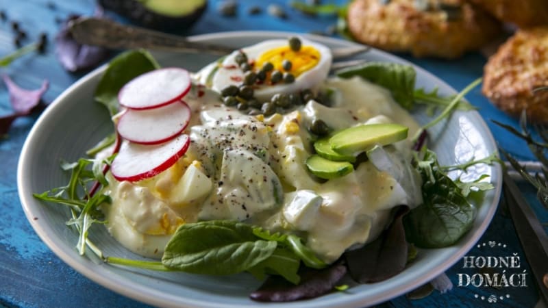 Jednoduchý avokádovo-vajíčkový salát