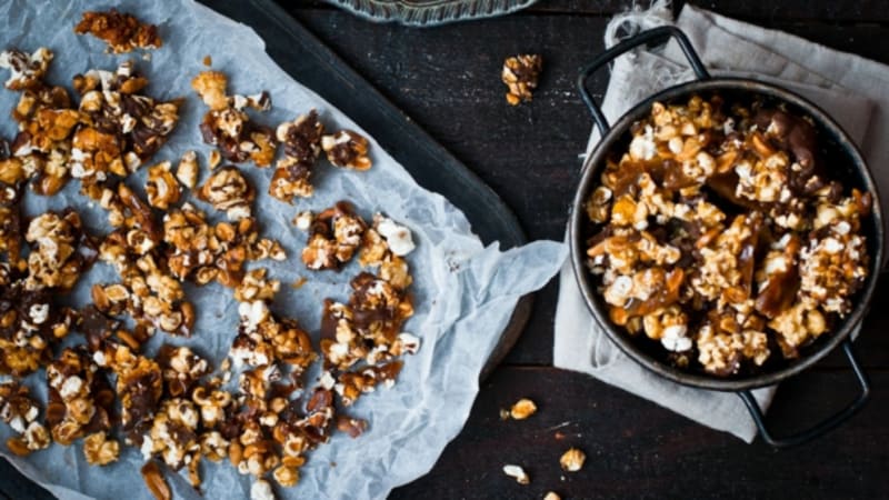 Karamelový popcorn s arašídy a čokoládou 
