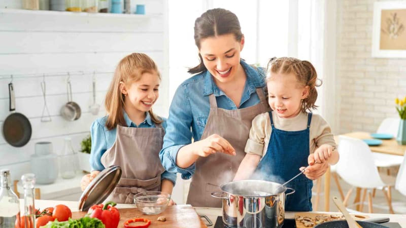 Jak zabavit děti doma? Pusťte je do kuchyně a naučte je vařit s našimi jednoduchými recepty!