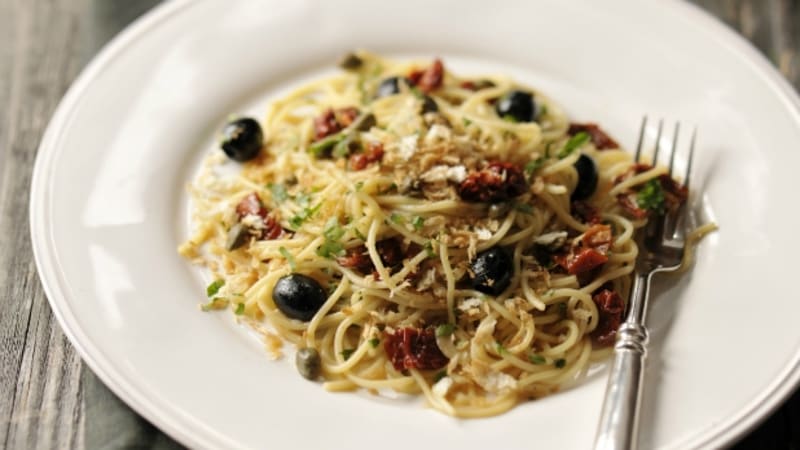 Špagety se sušenými rajčaty, kapary a olivami