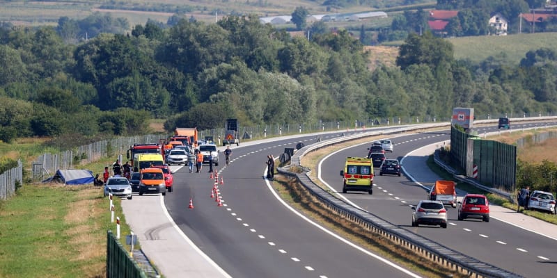 V Chorvatsku při nehodě autobusu s polskými poutníky zemřelo 13 lidí.