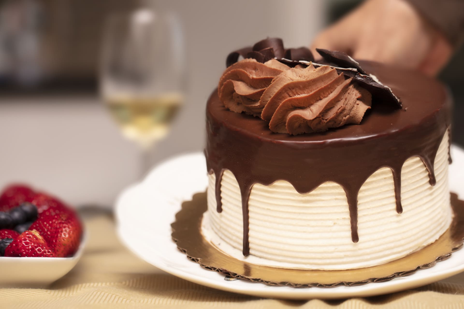 Čokoládovou polevou můžete efektně ozdobit dort