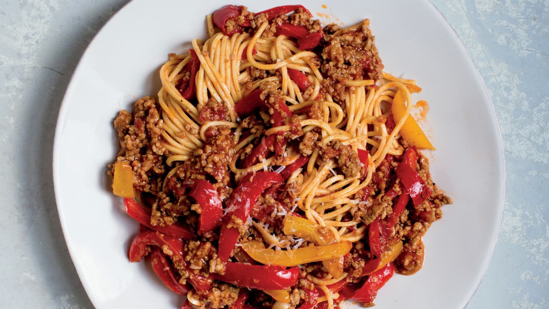 Spaghetti alla chitarra s jehněčím masem a paprikami